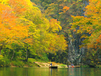 【東北歐嗨喲】楓紅彩妝、日本東北銀山溫泉採果雙遊船雙溫泉五日《精緻版》（銀山溫泉、嚴美溪、松島灣遊船、猊鼻溪遊船、山形紅葉公園）【福島包機】