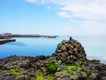 【威風凜凜遊濟州】島中之王島（牛島）、綠茶足浴、可口可樂咖啡廳、海景龍蝦之家 超值五天《全程無自理餐》（升等1晚五星邁森格蘭）【德威航空、桃園出發】