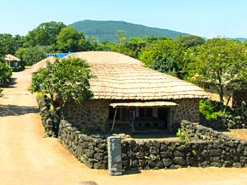 【愛上君悅威風遊濟州】神話世界樂園、島中之王島（牛島）上島、史努比莊園、可口可樂咖啡廳、超級摩托車秀、超級海鮮鍋、海景龍蝦之家六天（入住超五星君悅酒店）【德威航空、桃園出發】